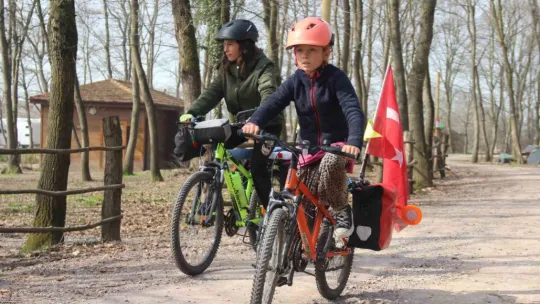 Eşek arabası ve bisikletle onları yollarda görenler şaşırıyor