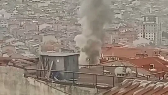 5 katlı binada korkutan çatı yangını