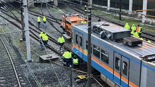 Metro raydan çıktı, ulaşımda aksamalar yaşanıyor