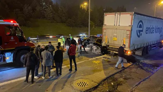 TEM Otoyolu'nda otomobil tıra çarptı: 1 yaralı