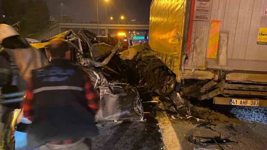 TEM Otoyolu'nda otomobil tıra çarptı: 1 yaralı