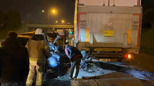 TEM Otoyolu'nda otomobil tıra çarptı: 1 yaralı