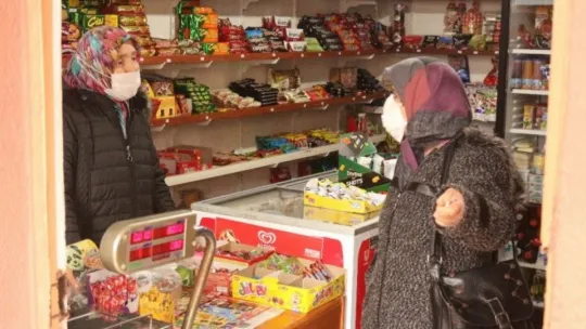 Eşi terk edince mahallenin 'Bakkal Ablası' çocuklarının kahramanı oldu