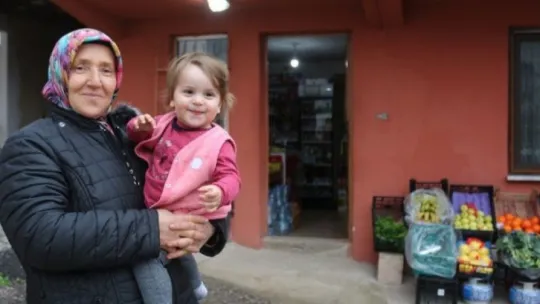 Eşi terk edince mahallenin 'Bakkal Ablası' çocuklarının kahramanı oldu