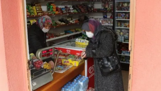 Eşi terk edince mahallenin 'Bakkal Ablası' çocuklarının kahramanı oldu