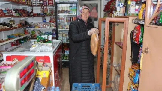 Eşi terk edince mahallenin 'Bakkal Ablası' çocuklarının kahramanı oldu