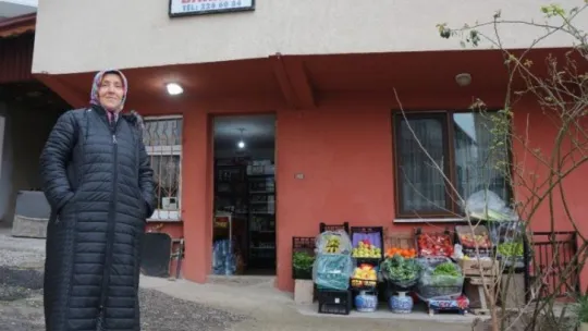 Eşi terk edince mahallenin 'Bakkal Ablası' çocuklarının kahramanı oldu