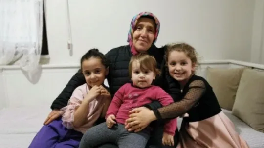 Eşi terk edince mahallenin 'Bakkal Ablası' çocuklarının kahramanı oldu