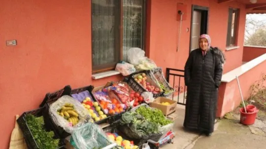 Eşi terk edince mahallenin 'Bakkal Ablası' çocuklarının kahramanı oldu
