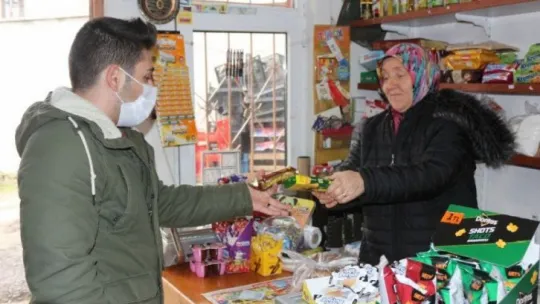 Eşi terk edince mahallenin 'Bakkal Ablası' çocuklarının kahramanı oldu