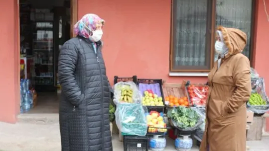 Eşi terk edince mahallenin 'Bakkal Ablası' çocuklarının kahramanı oldu