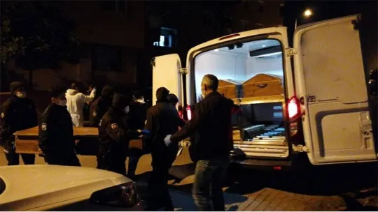Eşini balta ile öldürdü!