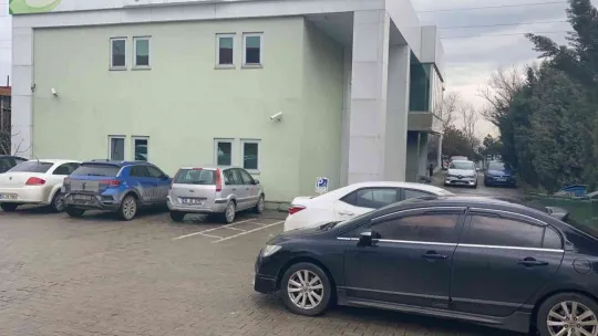 Eşini silah zoruyla kaçırdı, araçta darp etti