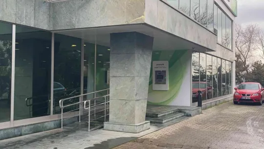 Eşini silah zoruyla kaçırdı, araçta darp etti