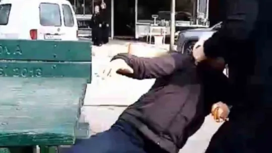 Kendisini rahatsız eden adamı evire çevire dövdü