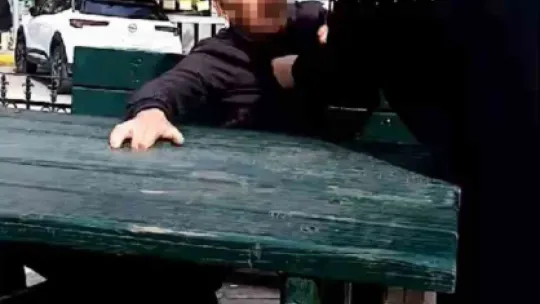 Kendisini rahatsız eden adamı evire çevire dövdü