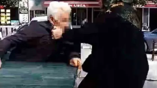 Kendisini rahatsız eden adamı evire çevire dövdü