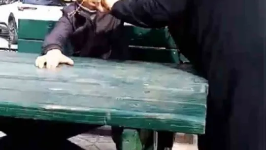 Kendisini rahatsız eden adamı evire çevire dövdü