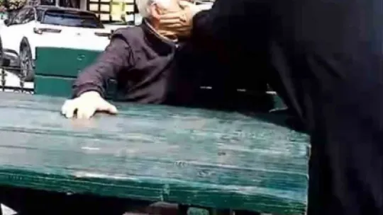 Kendisini rahatsız eden adamı evire çevire dövdü