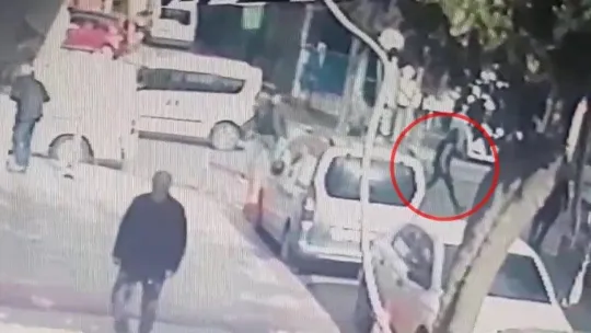 Eski eşini tabanca ile vurarak öldüren kocanın kaçışı kamerada
