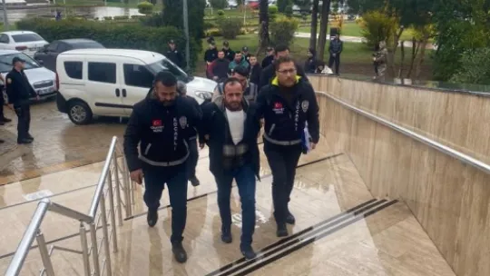 Eski eşini yemek yerken öldüren zanlı tutuklandı