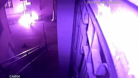 Eski kız arkadaşının evinin önüne benzin döküp yaktı