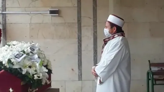 Eski patronlarına cenaze namazında haklarını helal etmediler!