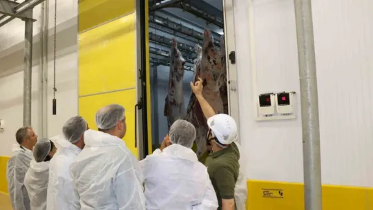 Üst düzey teknik donanıma sahip mezbahaya hayran kaldılar