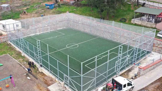 Eşme Ahmediye halı sahası tamamlandı