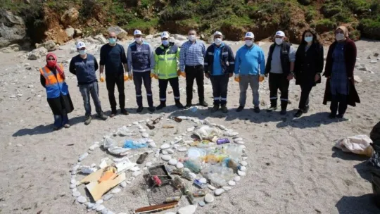 Eşsiz güzellikteki koydan çıkan çöpler acı gerçeği gözler önüne serdi