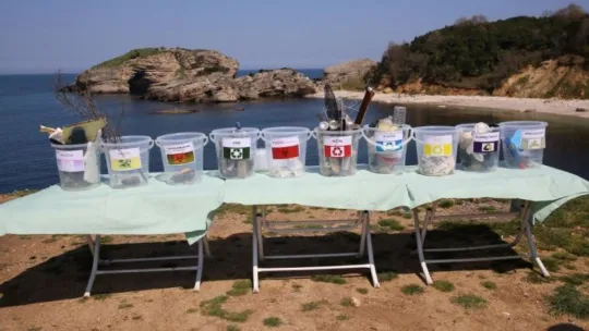 Eşsiz güzellikteki koydan çıkan çöpler acı gerçeği gözler önüne serdi