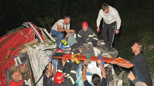 Eşya yüklü kamyon dere yatağına uçtu