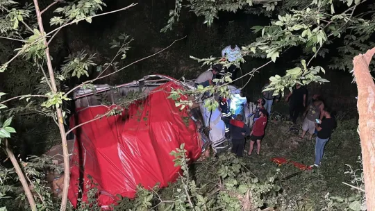 Eşya yüklü kamyon dere yatağına uçtu