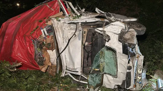Eşya yüklü kamyon dere yatağına uçtu