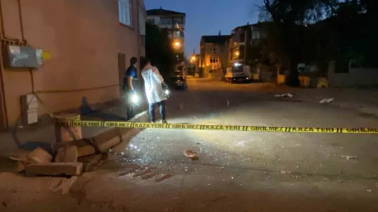 Ev baskınıyla başlayan kavgada sokak savaş alanına döndü