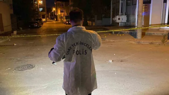 Ev baskınıyla başlayan kavgada sokak savaş alanına döndü