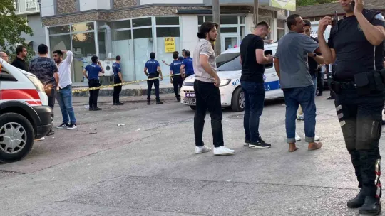 Ev baskınıyla başlayan kavgada sokak savaş alanına döndü