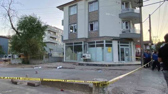 Ev baskınıyla başlayan kavgada sokak savaş alanına döndü