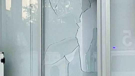 Ev baskınıyla başlayan kavgada sokak savaş alanına döndü