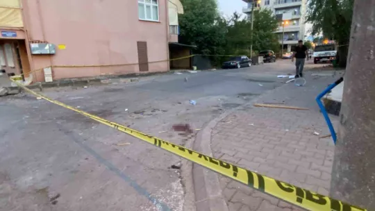 Ev baskınıyla başlayan kavgada sokak savaş alanına döndü