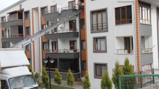 Ev eşyası taşırken dördüncü kattan düştü