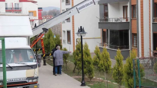 Ev eşyası taşırken dördüncü kattan düştü