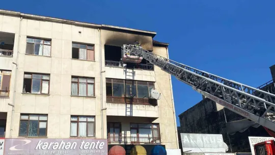Evde çıkan yangında anne ve 2 çocuğu dumandan etkilendi
