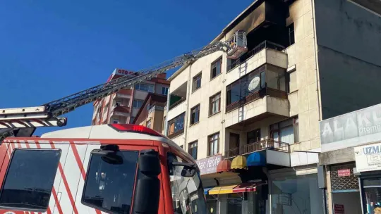 Evde çıkan yangında anne ve 2 çocuğu dumandan etkilendi