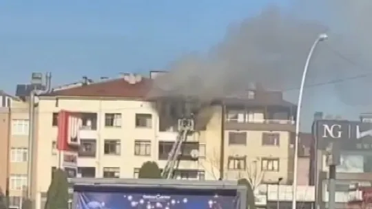 Evde çıkan yangında anne ve 2 çocuğu dumandan etkilendi