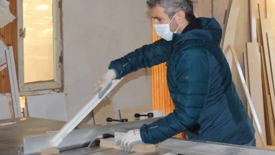 Evden çıkamayan çocuklar için oyuncak üretiyor