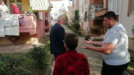 Evden kaçan kediyi ağaçtan itfaiye ekipleri kurtardı