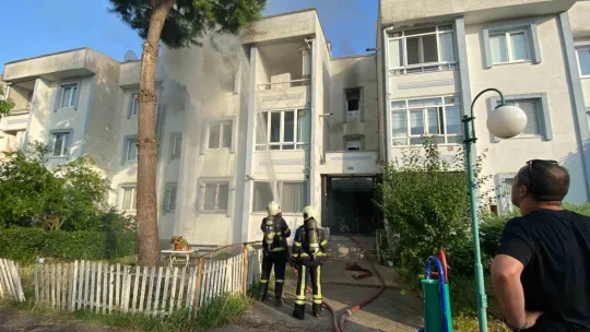 Kartepe'de evinde uyuyan şahsı komşuları kurtardı