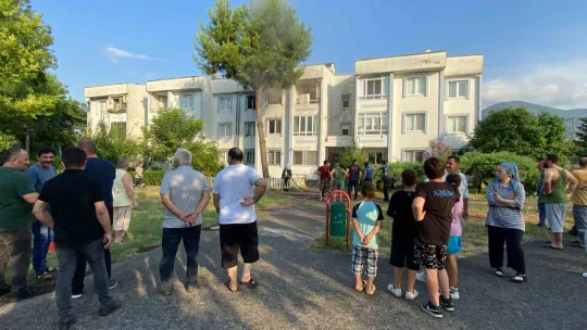 Kartepe'de evinde uyuyan şahsı komşuları kurtardı