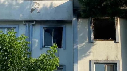 Kartepe'de evinde uyuyan şahsı komşuları kurtardı